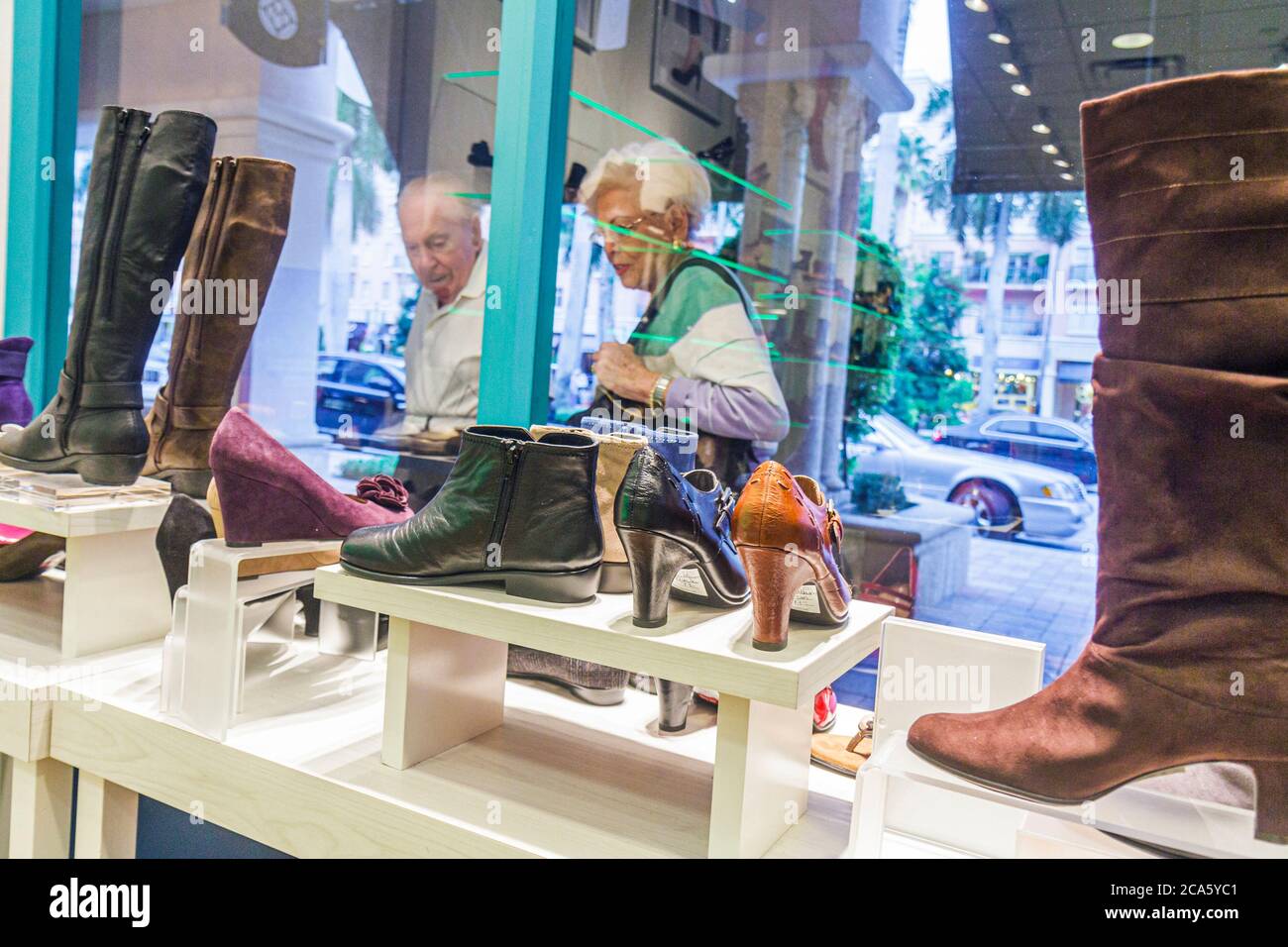 Boca Raton Florida,Mizner Park Plaza Real,shopping shopper shopping negozi di mercato di acquisto di vendita, commercio al dettaglio negozi Foto Stock