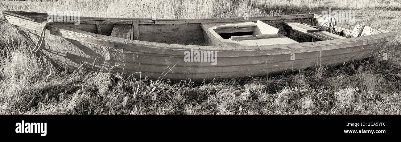 Vista su una barca a remi in legno sull'erba, Ferryland, Colonia di Avalon, Penisola di Avalon, Isola di Terranova, Canada Foto Stock