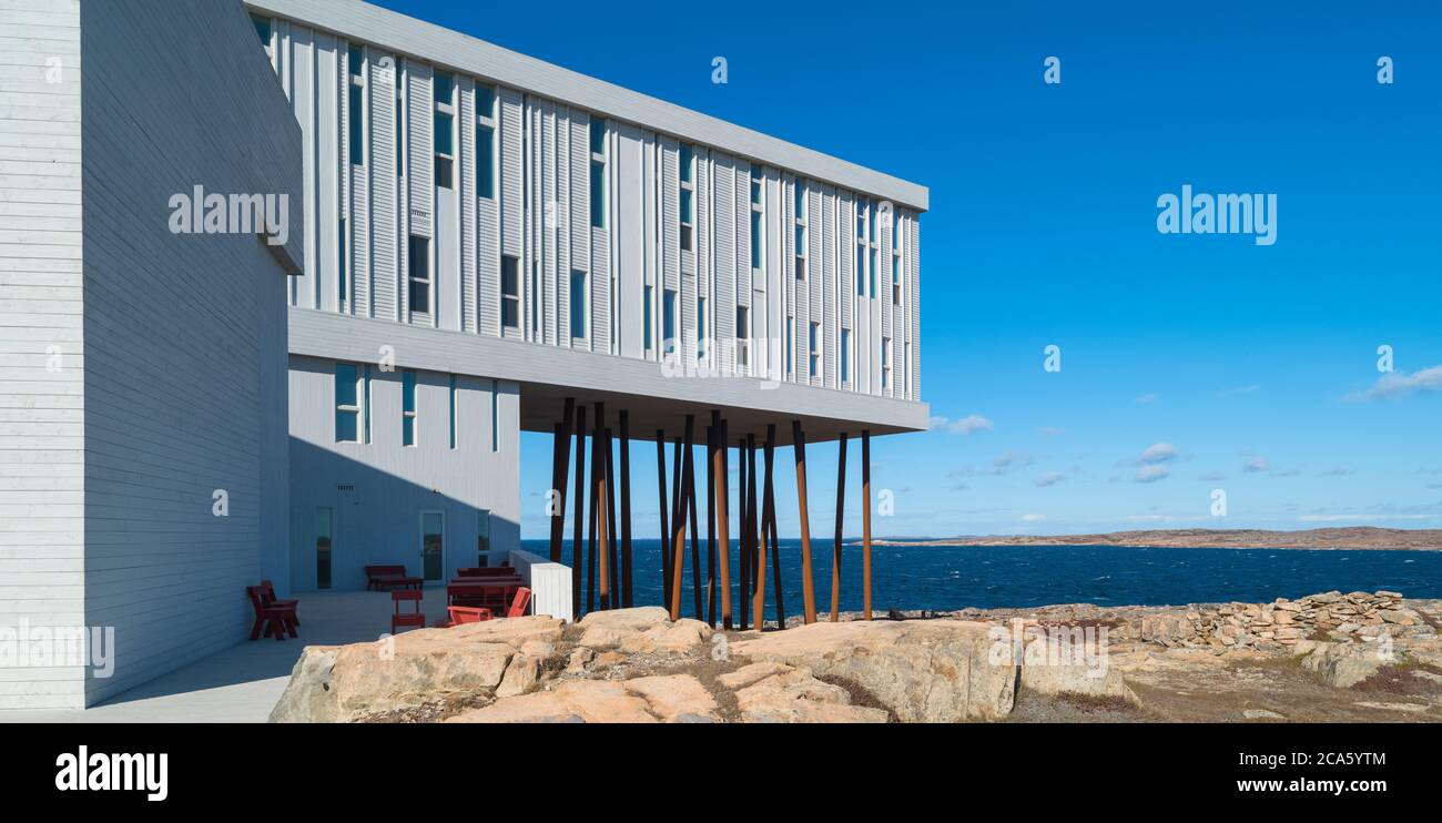 L'esterno moderno dell'hotel grigio, Fogo Island Inn, Fogo Island, Terranova Island, Canada Foto Stock