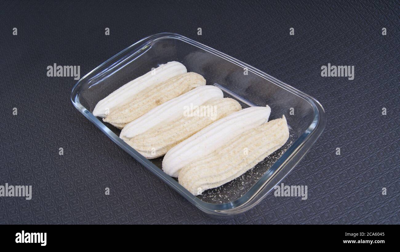 Piatto di vetro con caramelle chiamate maria caramelle morbide, fatto con un tipo di gelatina, molto popolare in Brasile su sfondo nero, Brasile, Sud America Foto Stock