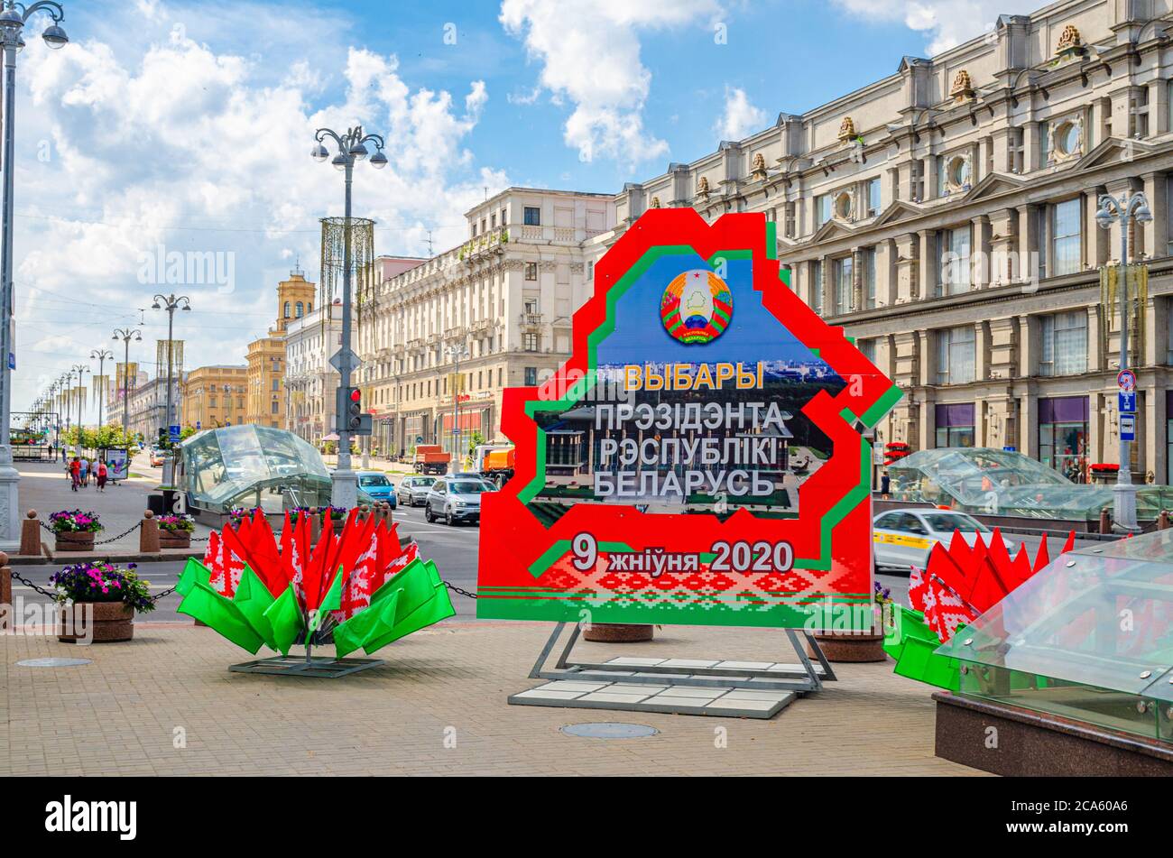 Minsk, Bielorussia, 26 luglio 2020: Elezioni presidenziali enorme annuncio pubblicitario poster sul crocevia di Indipendenza e Pobediteley Avenue vicino AL centro COMMERCIALE DI GOMMA, cielo blu nuvole bianche sole giorno d'estate Foto Stock