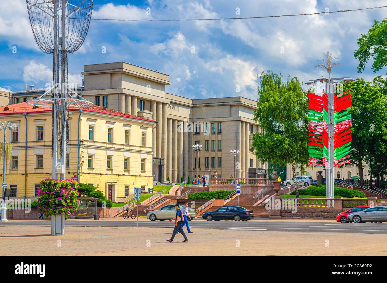 Minsk, Bielorussia, 26 luglio 2020: Viale Independence con auto a cavallo, persone a piedi sulla piazza di ottobre e la Casa Centrale degli ufficiali delle forze armate o l'edificio del Palazzo dell'Esercito nel centro della città Foto Stock