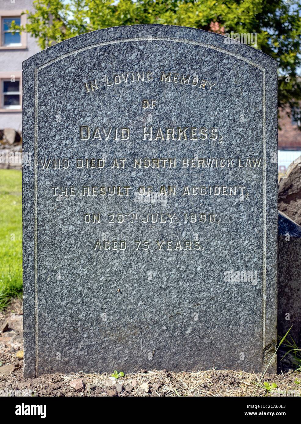 Lapide di David Harkess, morto il 20 luglio 1896 per la legge di Berwick del Nord, il risultato di un incidente. Foto Stock