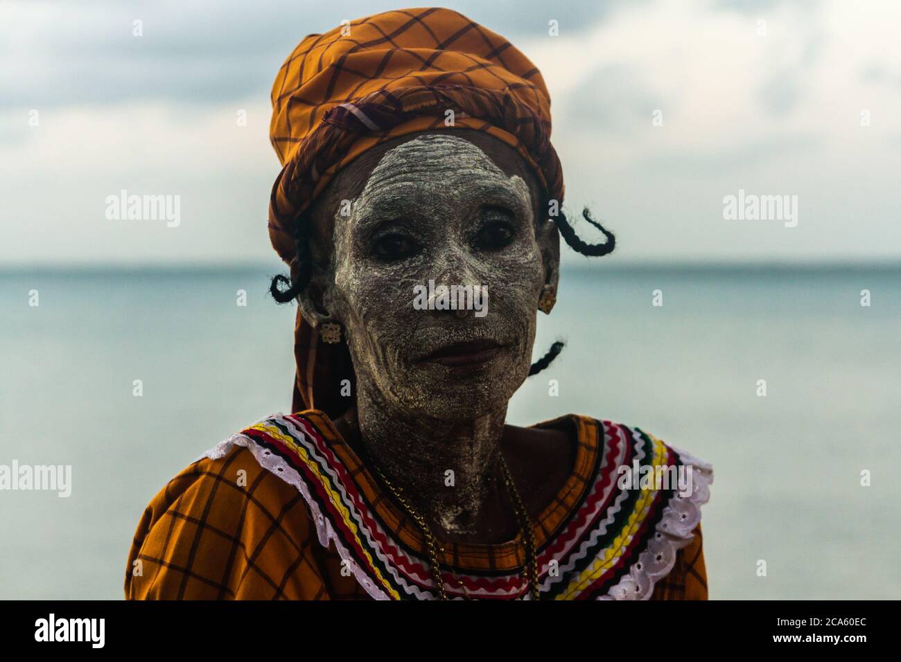Una donna dell'isola del Mozambico si chiamava Janina. Ballerina di danza tradizionale Tufo e personaggio del film Alima, di Sol de Carvalho Foto Stock