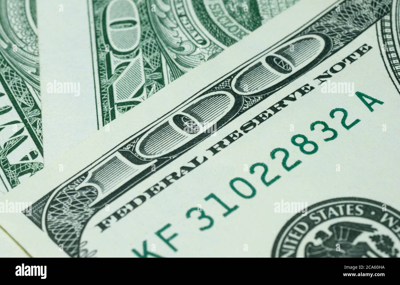 Parte della banconota da cento dollari USA con il numero 100 primo piano e scrivendo la nota della Federal Reserve Foto Stock