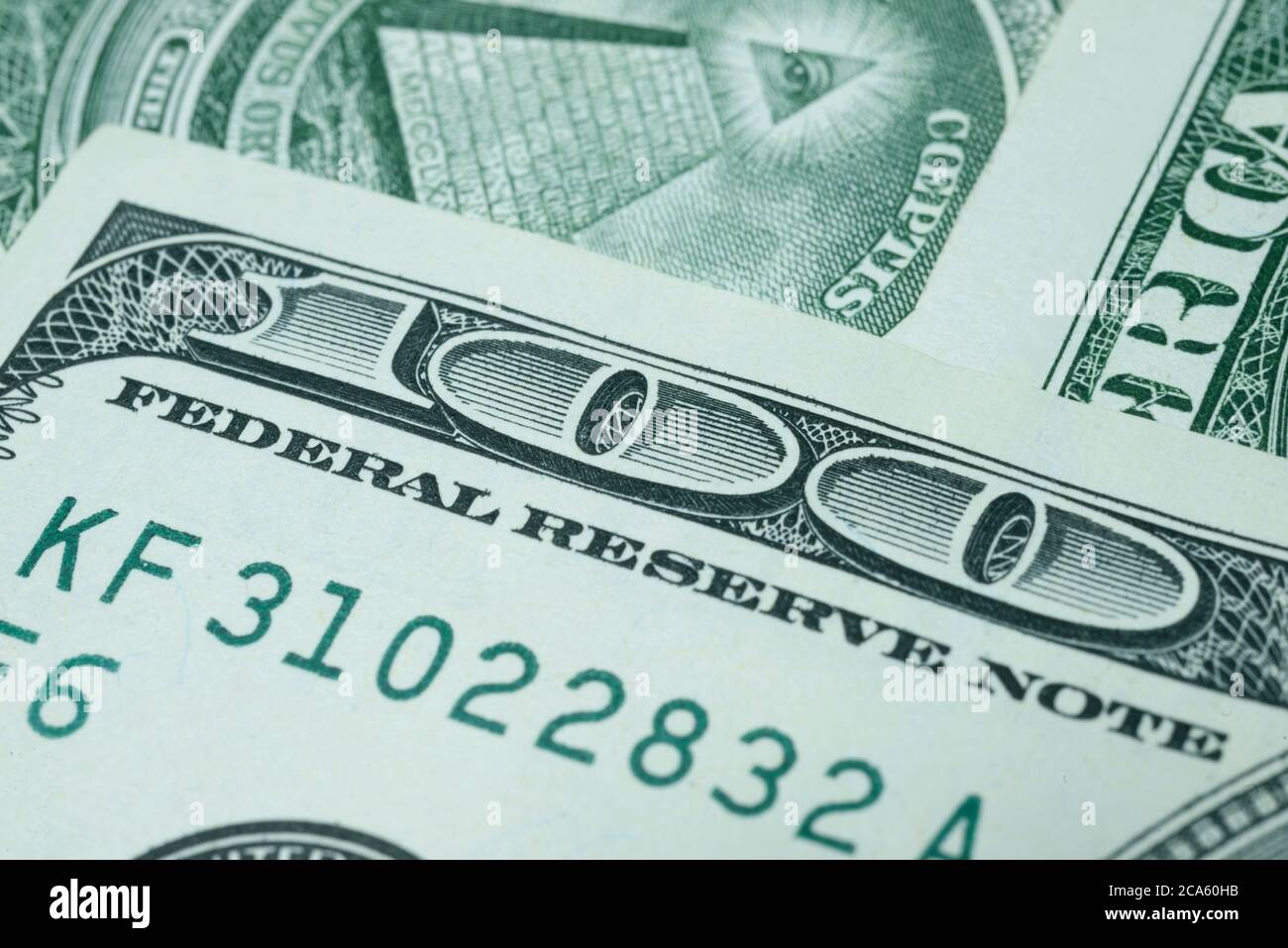Parte della banconota da cento dollari USA con il numero 100 primo piano e scrivendo la nota della Federal Reserve Foto Stock