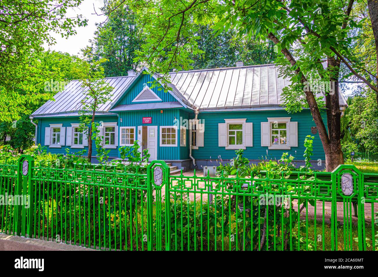 Minsk, Bielorussia, 26 luglio 2020: Casa museo del primo Congresso del Partito dei lavoratori socialdemocratici di Russia RSDRP in piccolo parco con alberi verdi nel centro storico della città Foto Stock