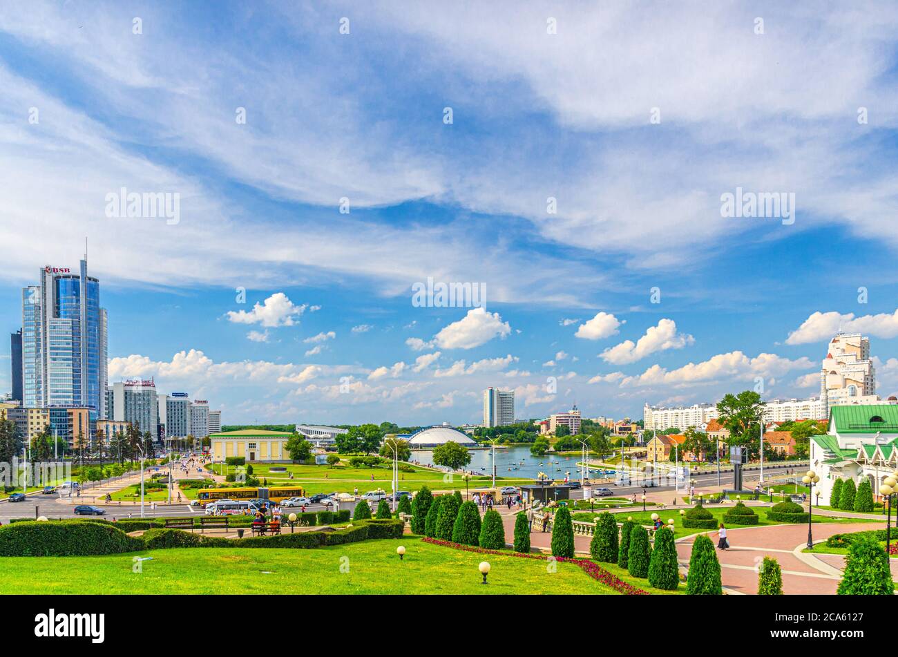 Minsk, Bielorussia, 26 luglio 2020: Paesaggio urbano della città di Minsk con grattacieli sul viale Pobediteley Peramohi nel distretto di Nemiga vicino al argine del fiume Svislach, nuvole bianche del cielo blu nella soleggiata giornata estiva Foto Stock
