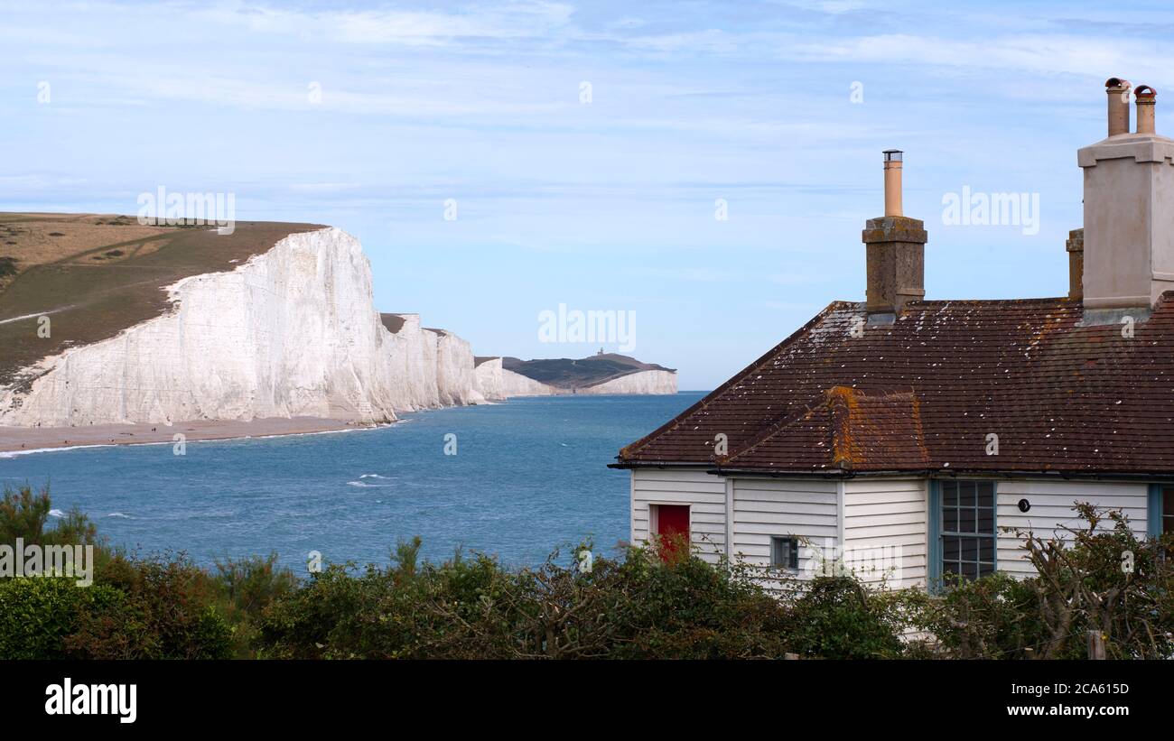 Le scogliere di Seven Sisters e cottage di guardia costiera a Seaford, Sussex orientale, Inghilterra Foto Stock