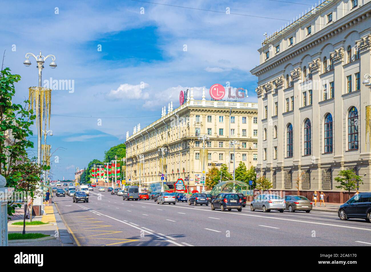 Minsk, Bielorussia, 26 luglio 2020: Independence Avenue con il classicismo socialista edifici in stile Stalin Empire, marciapiede e auto a cavallo e autobus, cielo blu nuvole bianche in estate soleggiato giorno Foto Stock