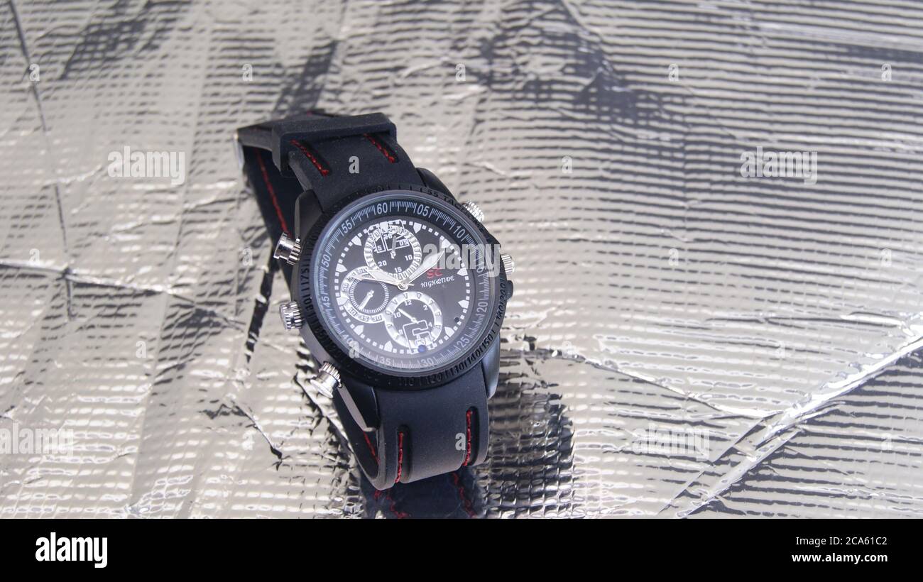 Orologio da polso spia con macchina fotografica di precisione con mani di  ora, minuti e secondi, retro laminato, copy space, Brasile, Sud America  Foto stock - Alamy
