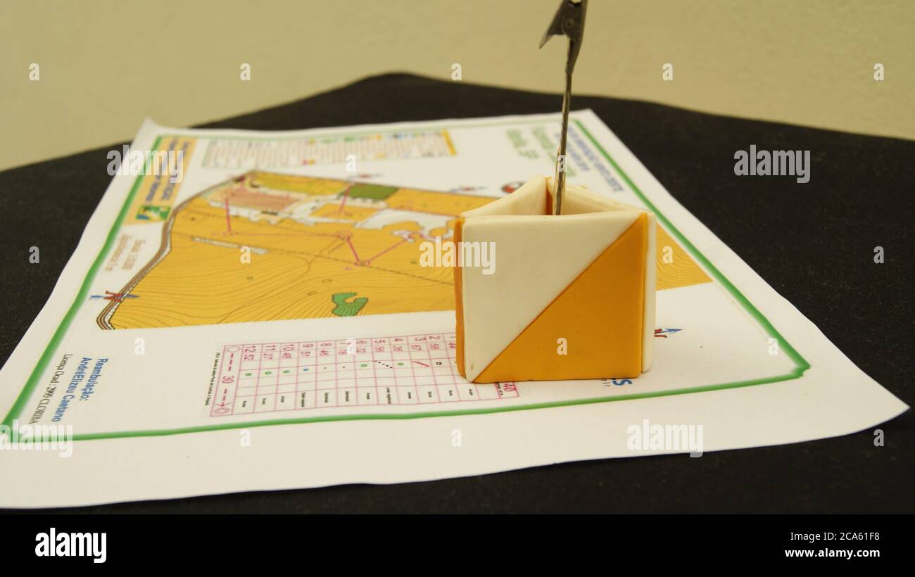 Mappa orientativa, con prisma decorativo in bianco e arancione, su sfondo nero, fuoco selettivo, con sfondo sfocato, Brasile, America del Sud Foto Stock