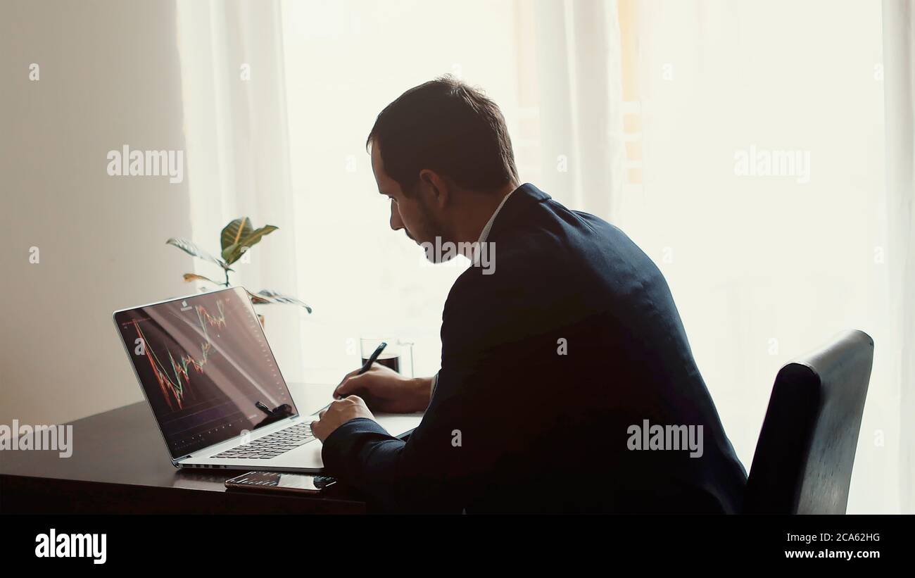 analisi del mercato azionario del broker di investimento aspetto pensivo e concentrato Foto Stock