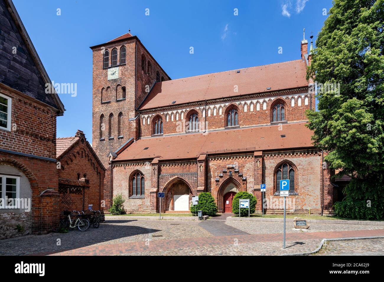 Chiesa di San Giorgio a Waren (Müritz), Germania. Risale agli inizi del XIV secolo ed è una basilica a tre navate con una navata a quattro navate. Foto Stock