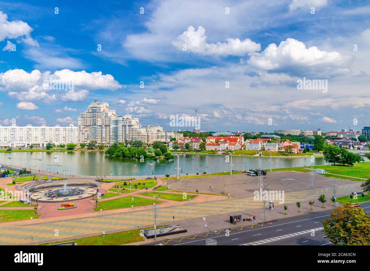 Vista panoramica aerea del centro storico della città di Minsk con l'argine del fiume Svislach o Svislac e il sobborgo di Traeckaje Trinity Hill, le nuvole bianche del cielo blu nella soleggiata giornata estiva, Repubblica di Bielorussia Foto Stock