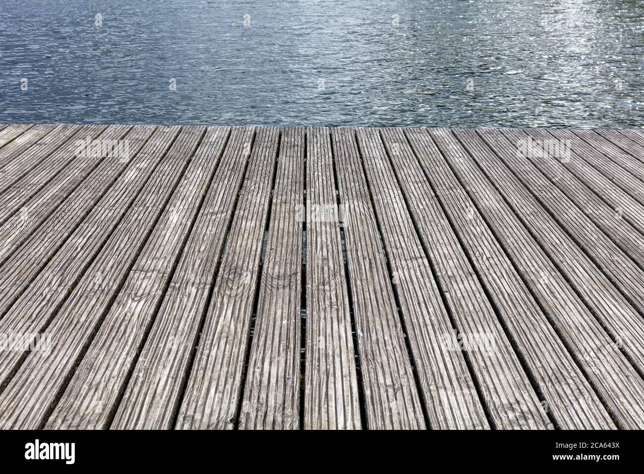 tavole di legno di un molo al lago per uso di fondo Foto Stock