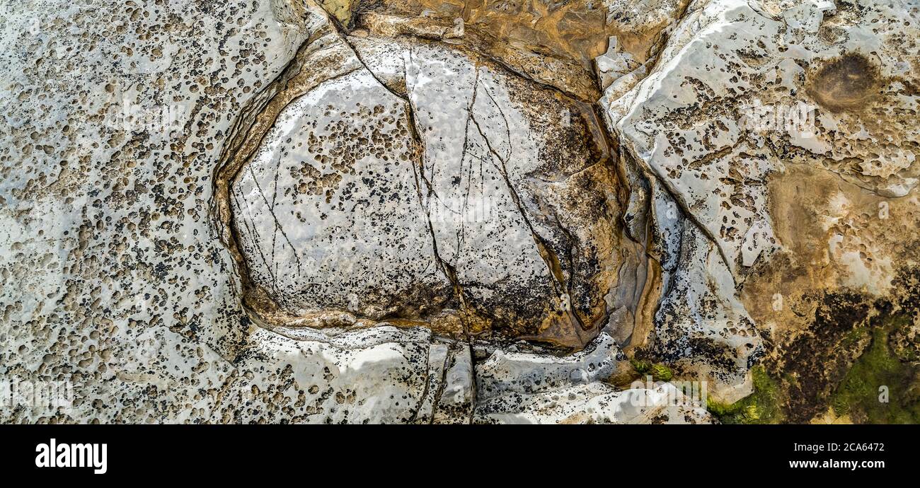 Vista delle rocce costiere, Tromboliti, Terranova Occidentale Foto Stock