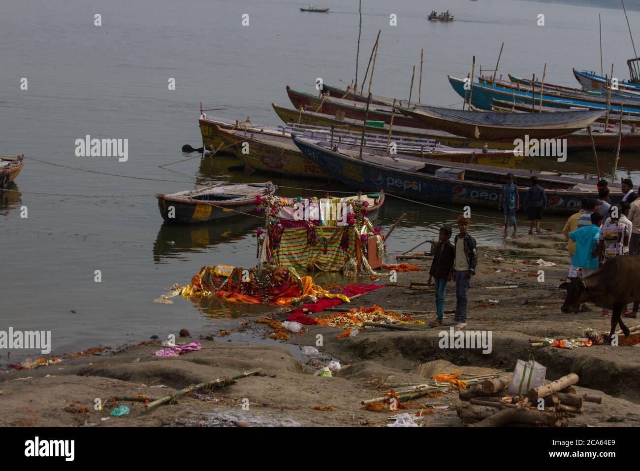 Cremazione di corpi, sul ghat ardente, sulle rive del fiume Gange, Varanasi, Uttar Pradesh, India. Foto Stock