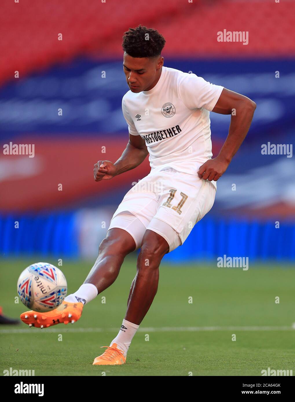 L'Ollie Watkins di Brentford si riscalda prima della finale di Play Off dello Sky Bet Championship al Wembley Stadium di Londra. Foto Stock