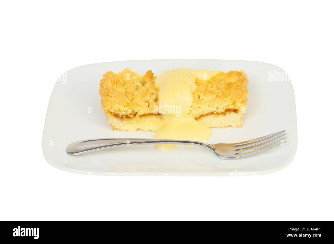 Apple crumble e crema su un piatto con una forchetta isolata contro bianco Foto Stock