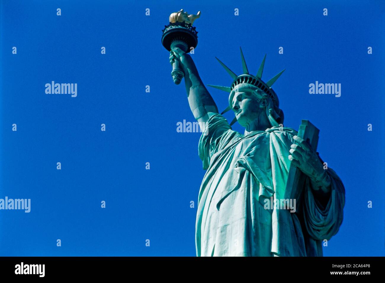Vista ad angolo basso della Statua della libertà, New York City, New York, Stati Uniti Foto Stock