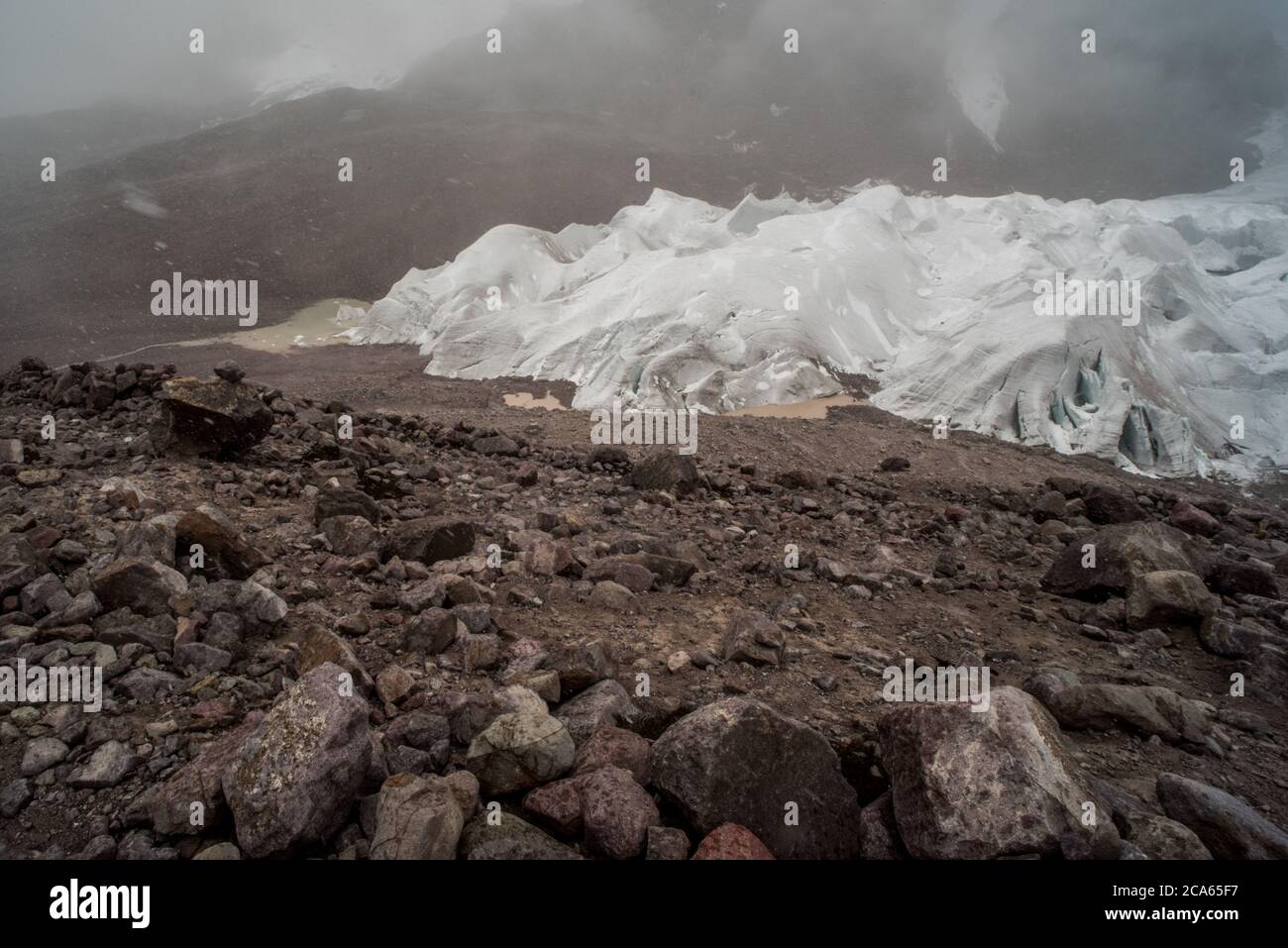 Un grande ghiacciaio tropicale alto nelle Ande peruviane lentamente si ritrae e si scioglie, l'acqua di fusione scorre via da esso. Non può durare più di qualche decennio. Foto Stock
