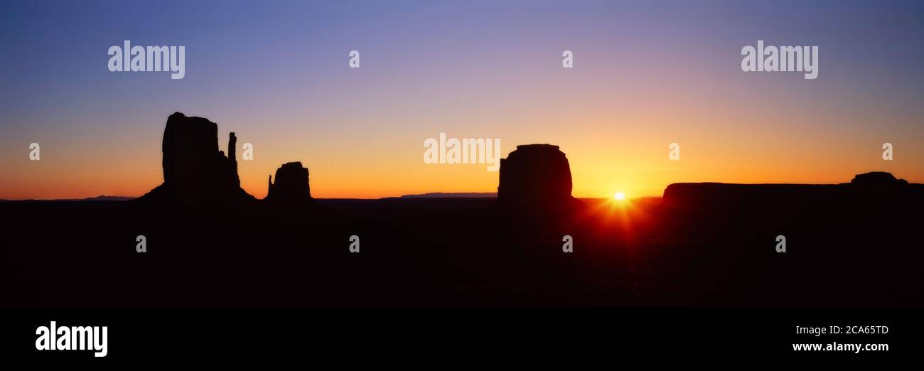 Sunrise, Monument Valley Tribal Park, Utah, USA Foto Stock