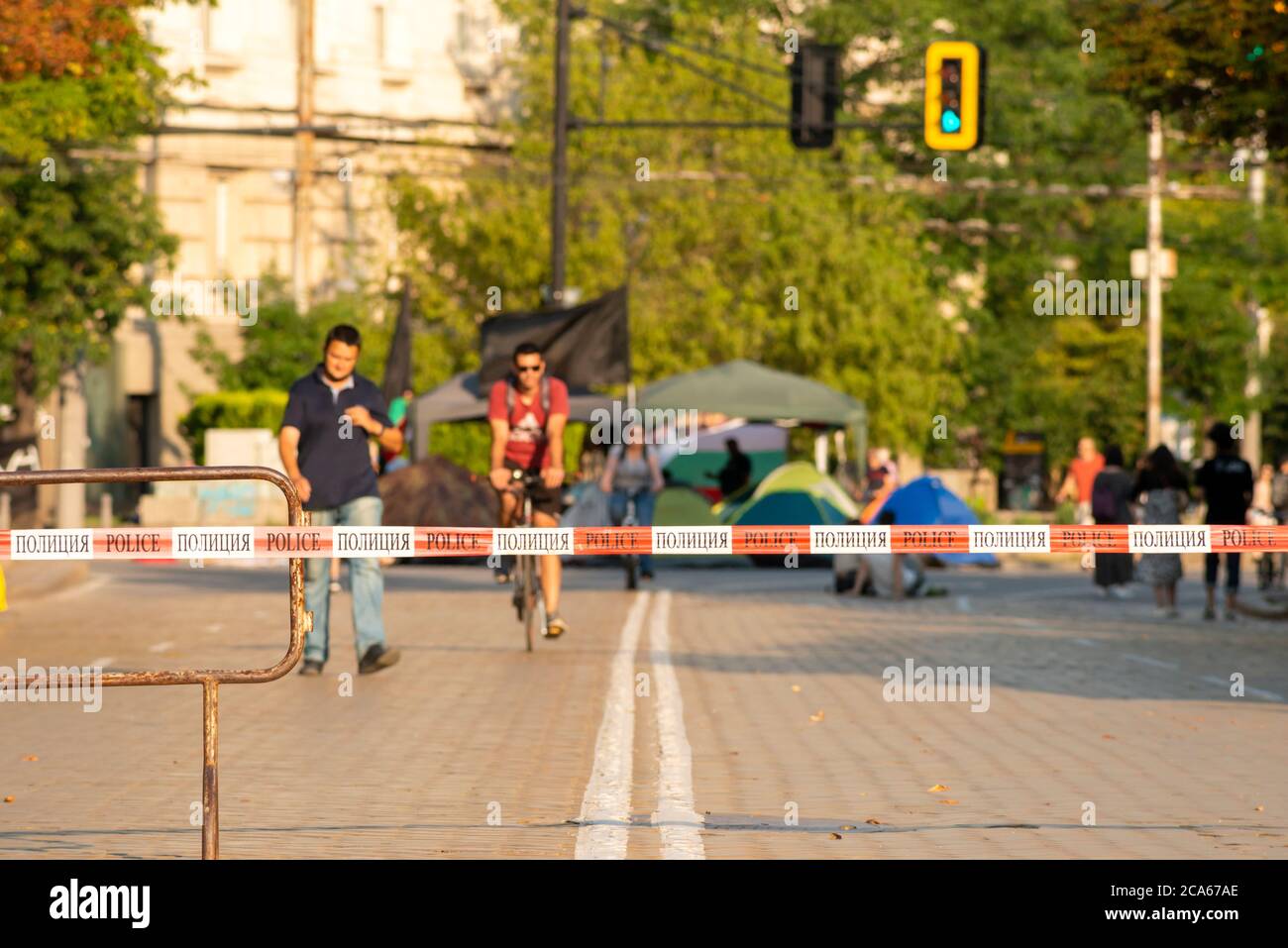 Sofia Bulgaria, Europa orientale, Balcani, UE, protesta, protesta pacifica contro il governo, 2020, manifestanti, strada chiusa. strade chiuse. strade vuote, strade vuote, protesta pacifica, protesta, nessun trasporto, chiuso per i trasporti, le elezioni, le persone per strada, le persone per strada, elezioni, elezioni, intersezione, blocco, ciclisti, barricate, capitale bulgara, centro città, chiuso ai trasporti, tende, elezioni, elezioni, Foto Stock