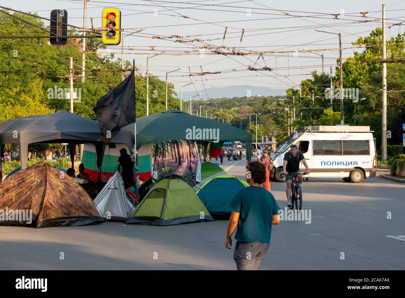Sofia Bulgaria, Europa orientale, Balcani, UE, protesta, protesta pacifica contro il governo, 2020, manifestanti, strada chiusa. strade chiuse. strade vuote, strade vuote, protesta pacifica, protesta, nessun trasporto, chiuso per i trasporti, le elezioni, le persone per strada, le persone per strada, elezioni, elezioni, intersezione, blocco, tende, barricate, capitale bulgara, centro città, chiuso per i trasporti Foto Stock
