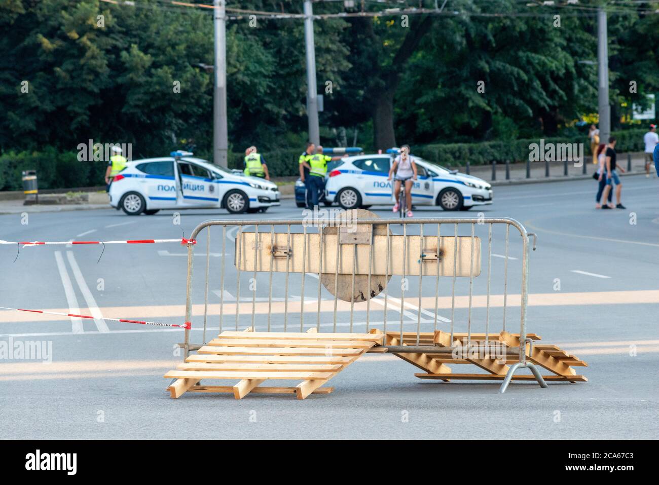 Sofia Bulgaria, Europa orientale, Balcani, UE, protesta, protesta pacifica contro il governo, 2020, manifestanti, strada chiusa. strade chiuse. strade vuote, strade vuote, protesta pacifica, protesta, nessun trasporto, chiuso per i trasporti, le elezioni, le persone per strada, le persone per strada, elezioni, elezioni, intersezione, blocco, tende, barricate, capitale bulgara, centro città, chiuso per i trasporti Foto Stock