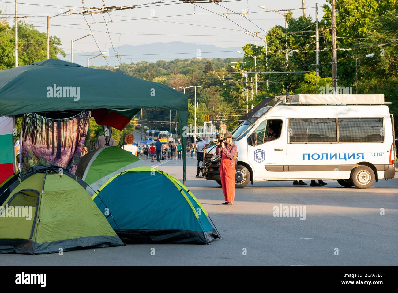 Sofia Bulgaria, Europa orientale, Balcani, UE, protesta, protesta pacifica contro il governo, 2020, manifestanti, strada chiusa. strade chiuse. strade vuote, strade vuote, protesta pacifica, protesta, nessun trasporto, chiuso per i trasporti, le elezioni, le persone per strada, le persone per strada, elezioni, elezioni, intersezione, blocco, tende, barricate, capitale bulgara, centro città, chiuso per i trasporti Foto Stock