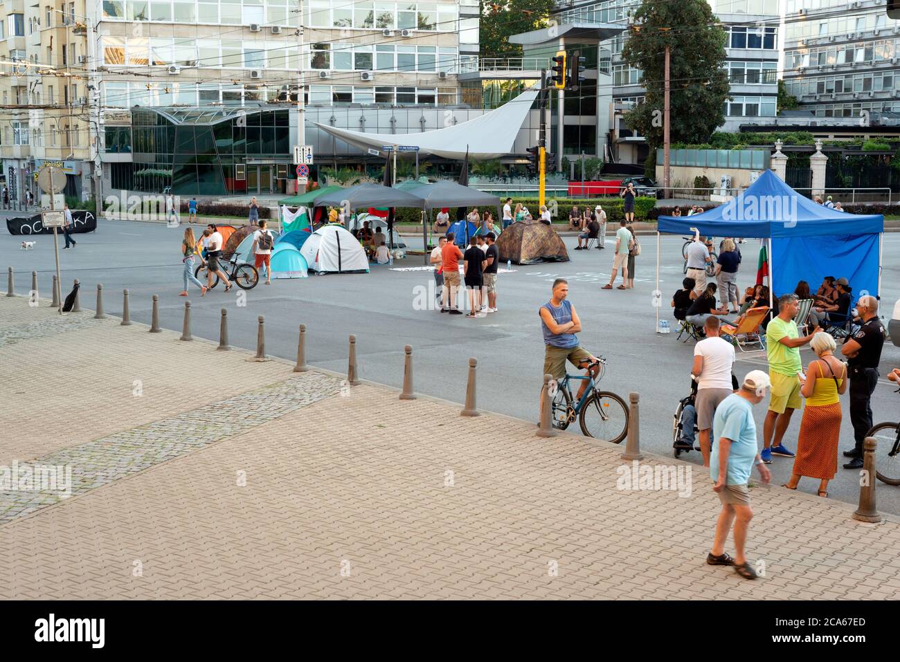 Sofia Bulgaria, Europa orientale, Balcani, UE, protesta, protesta pacifica contro il governo, 2020, manifestanti, strada chiusa. strade chiuse. strade vuote, strade vuote, protesta pacifica, protesta, nessun trasporto, chiuso per i trasporti, le elezioni, le persone per strada, le persone per strada, elezioni, elezioni, intersezione, blocco, tende, barricate, capitale bulgara, centro città, chiuso per i trasporti Foto Stock