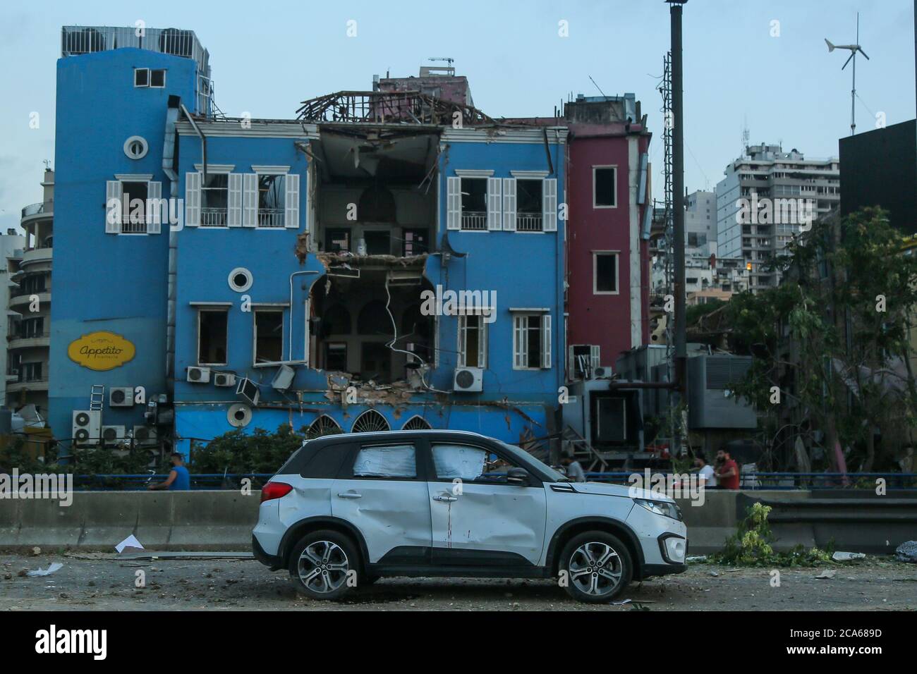 Beirut, Libano. 04 agosto 2020. Una visione dei danni causati da una massiccia esplosione nel porto di Beirut. Credit: Marwan Naamani/dpa/Alamy Live News Foto Stock