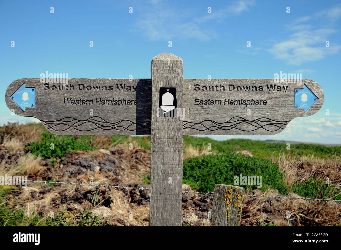 Un fingerpost sul South Downs Way nel Sussex orientale che segna il Greenwich Meridian. È la linea attraverso la quale viene misurata la longitudine. Foto Stock