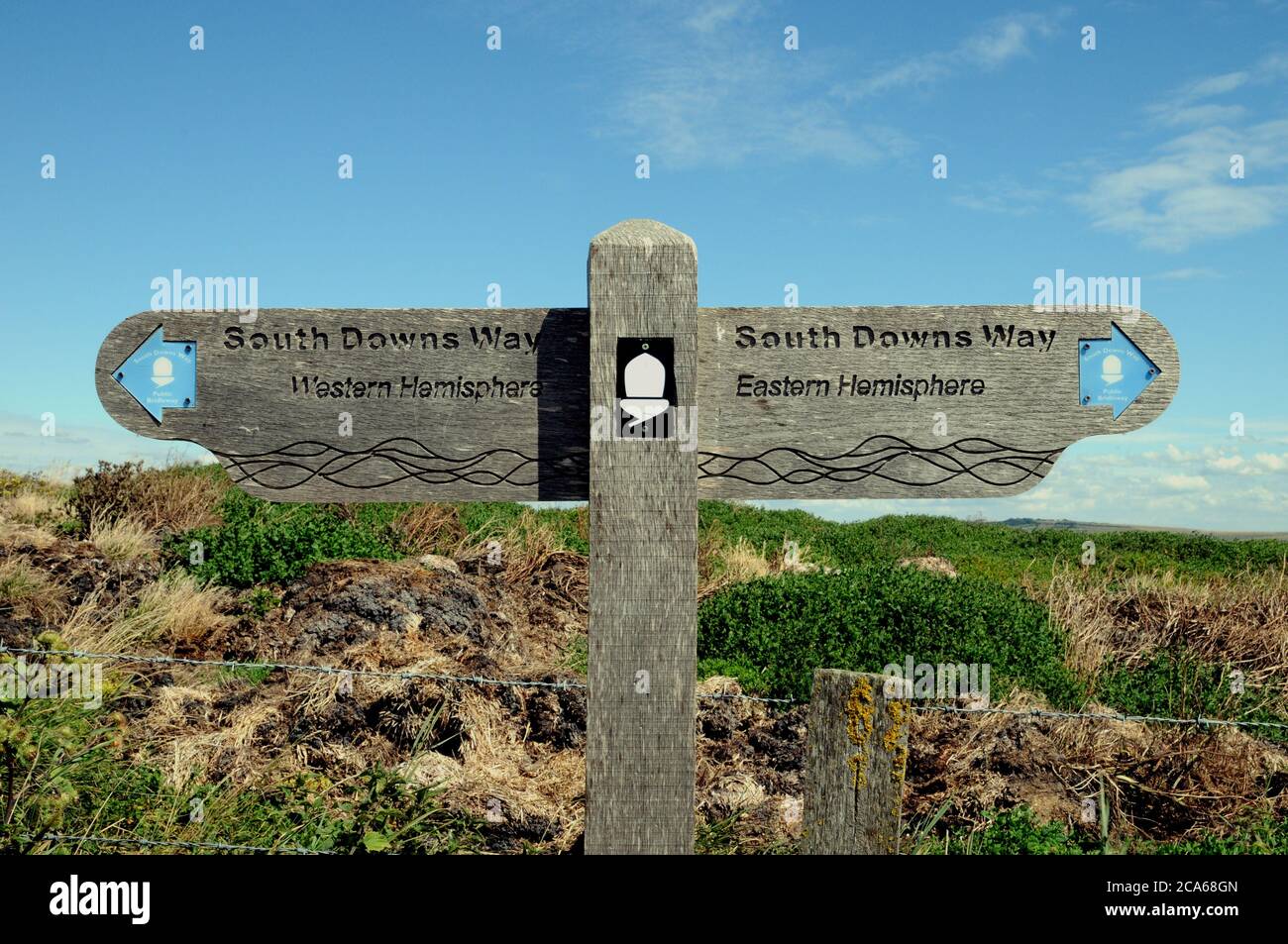 Un fingerpost sul South Downs Way nel Sussex orientale che segna il Greenwich Meridian. È la linea attraverso la quale viene misurata la longitudine. Foto Stock