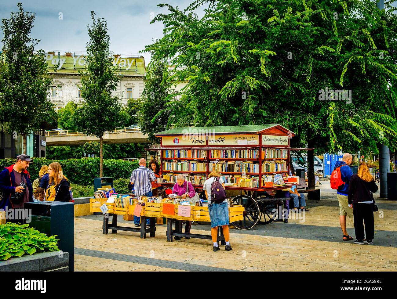 Budapest, Ungheria, agosto 2019, persone su una piazza della città da un libro cart Foto Stock