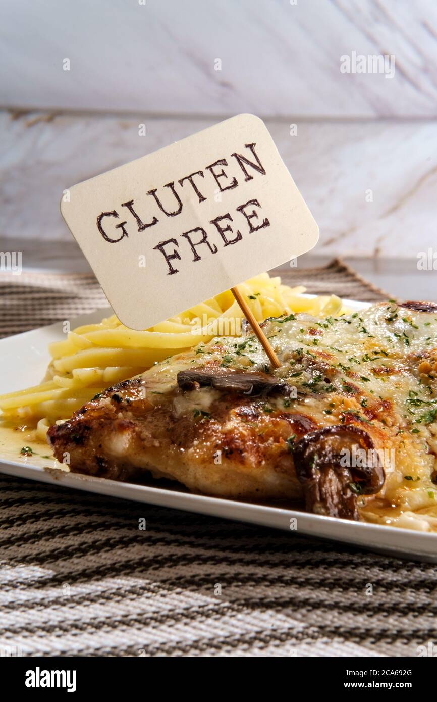 Cucina italiana pollo Lombardia con sugo di funghi marsala e linguine Foto Stock