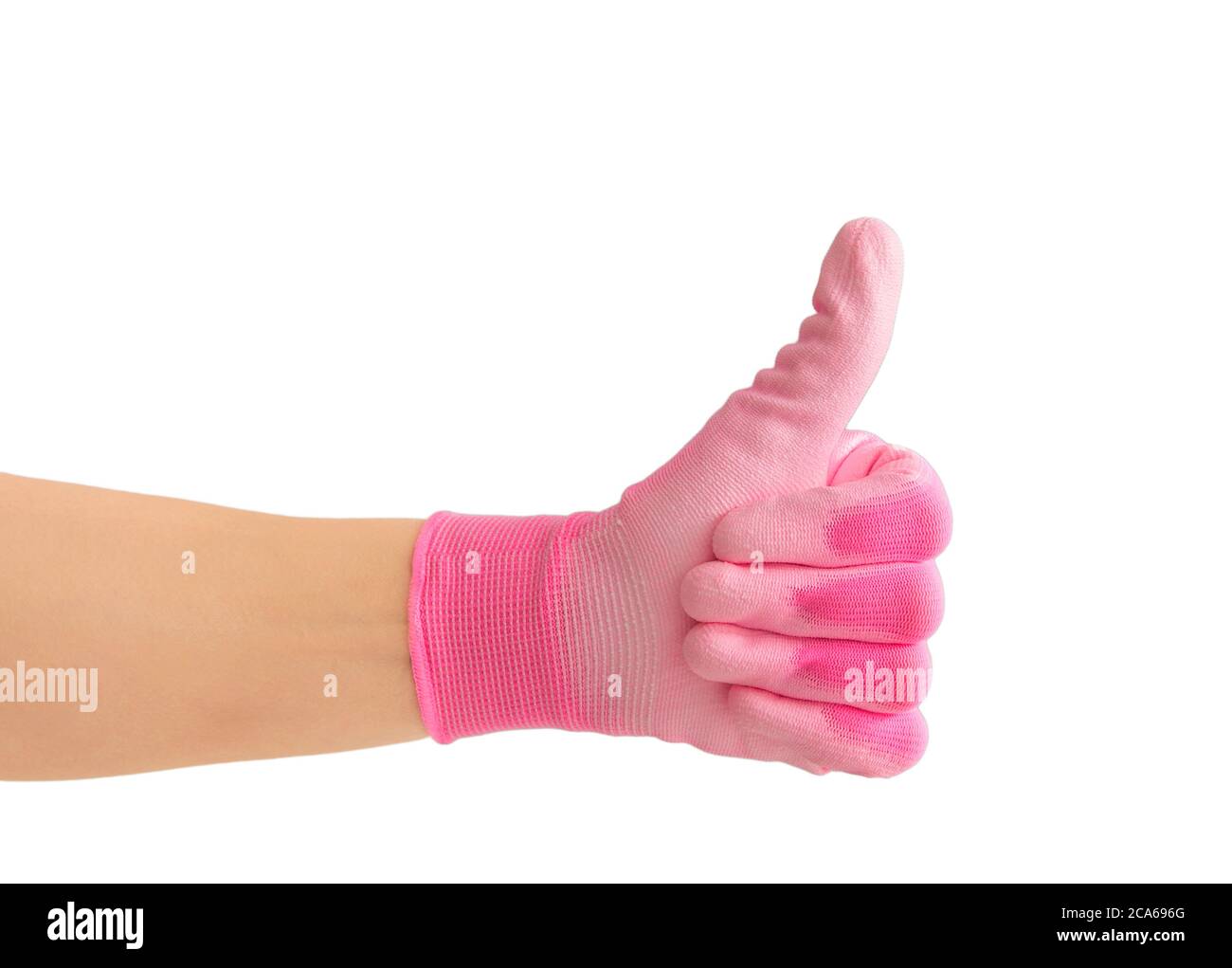 Vista ravvicinata della mano della persona che indossa un guanto da giardinaggio rosa di colore vivace e mostra il pollice come un gesto. Isolato su sfondo bianco. Foto Stock