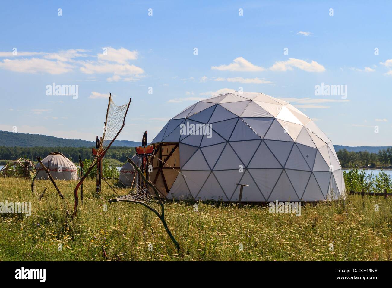 cupola geodetica bianca in una soleggiata giornata estiva in campo Foto Stock