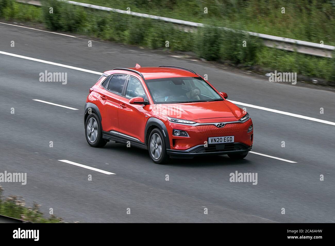 Un propulsore elettrico a trazione elettrica agli ioni di litio SUV elettrico 2020 Hyundai Kona sull'autostrada M6 vicino a Preston in Lancashire, Regno Unito Foto Stock