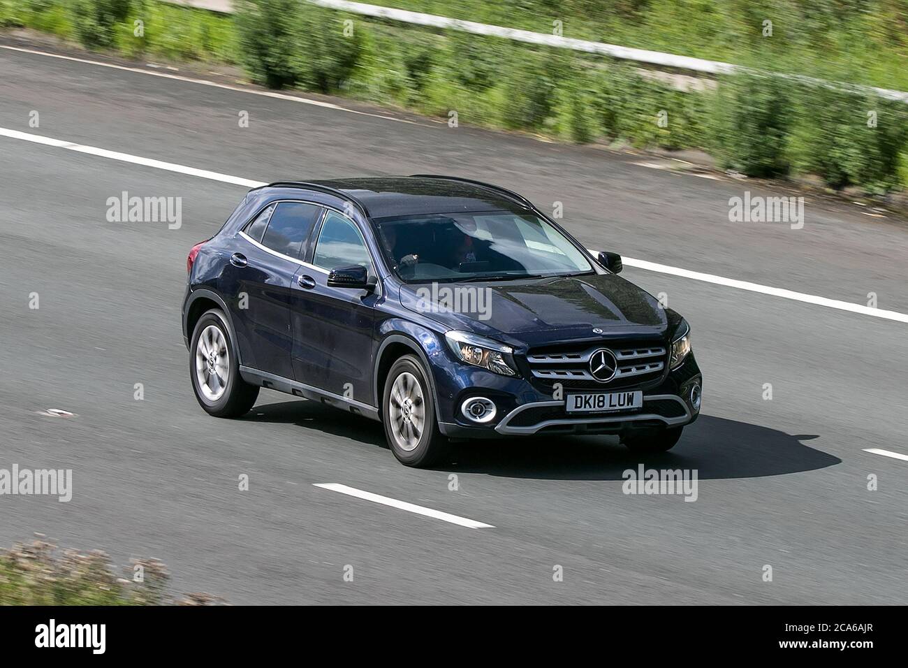 A 2018 Mercedes-Benz Gla 200 se Executive Auto Blue Car SUV benzina guida sull'autostrada M6 vicino Preston a Lancashire, Regno Unito Foto Stock