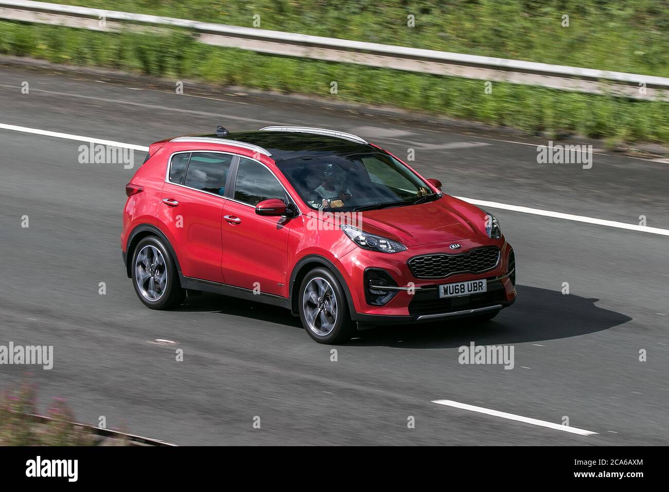Un 2018 Red KIA Sportage GT-Ln S CRDI 4x4 Diesel guida sull'autostrada M6 vicino Preston a Lancashire, Regno Unito Foto Stock