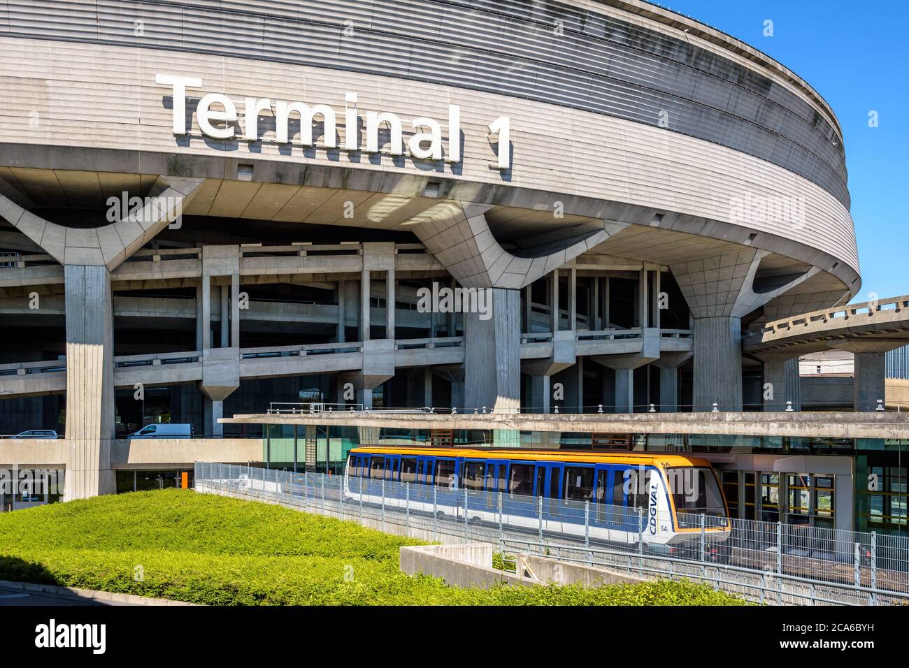 Una navetta per l'aeroporto CDGVAL si trova alla stazione, ai piedi dell'edificio circolare in cemento del Terminal 1 dell'aeroporto di Parigi-Charles de Gaulle. Foto Stock