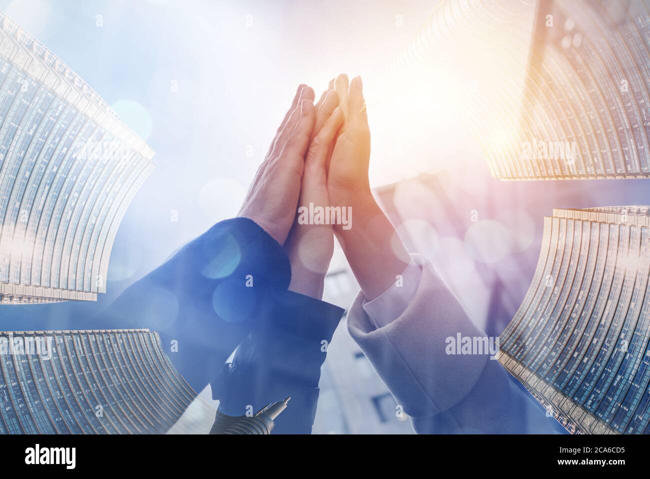 Tre persone aziendali hanno raggiunto cinque persone al di fuori dell'ufficio. Doppia esposizione con effetto luminoso Foto Stock