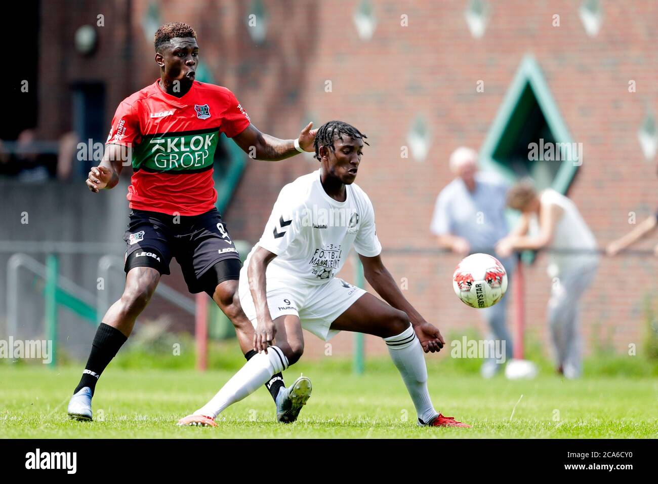 NIJMEGEN, PAESI BASSI - 1 AGOSTO: (l-r) Kevin Bukusu, Aaron Robertson visto durante la partita pre-stagione NEC - Galacticos Academy il 1 agosto 2020 a Nijmegen, Paesi Bassi. Foto Stock