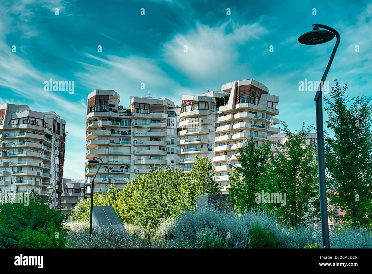 Milano, Italia 08.03.2020: Complesso residenziale Libeskind nuovo e moderno nel quartiere Citylife di Milano progettato dall'architetto Daniel Libeskind accanto al Foto Stock