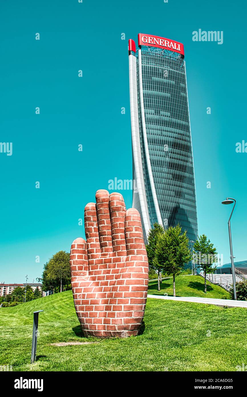 Milano, Italia 08.03.2020: Grattacielo Zaha Hadid - Torre generali il Twisted One, sede di lo storico del Gruppo generali nel nuovo e moderno risiedere Foto Stock