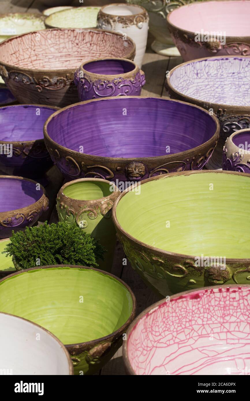 Ciotole rustiche in ceramica in colori vivaci per la vendita Foto Stock