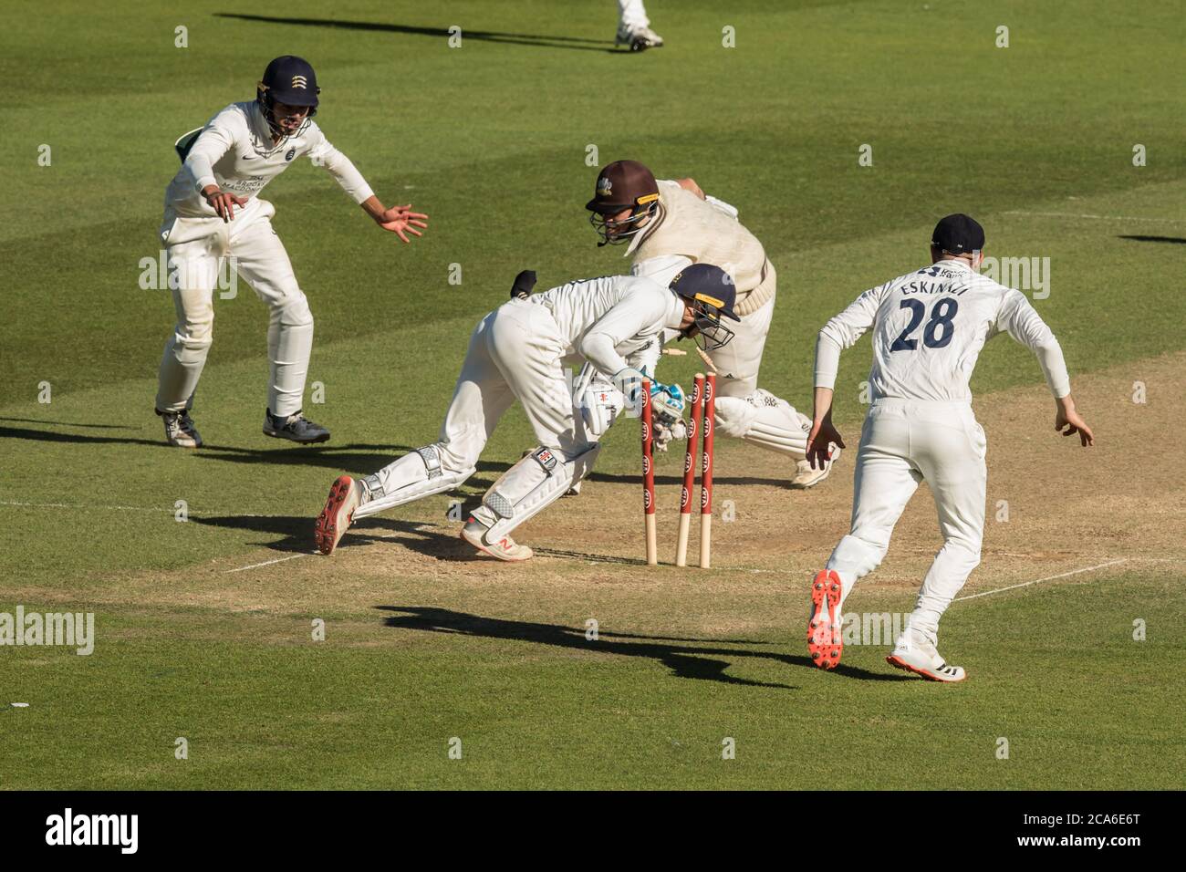 Londra, Regno Unito. 4 agosto 2020. Più vicino di quanto avrebbe dovuto essere, ma dopo che Simpson non è riuscito a raccogliere la palla al primo tentativo Rikki Clarke è inciampato, Nathan Sowter ha il wicket e Middlesex hanno vinto la partita il quarto giorno della partita Bob Willis Trophy contro Surrey all'Oval. David Rowe/Alamy Live News Foto Stock