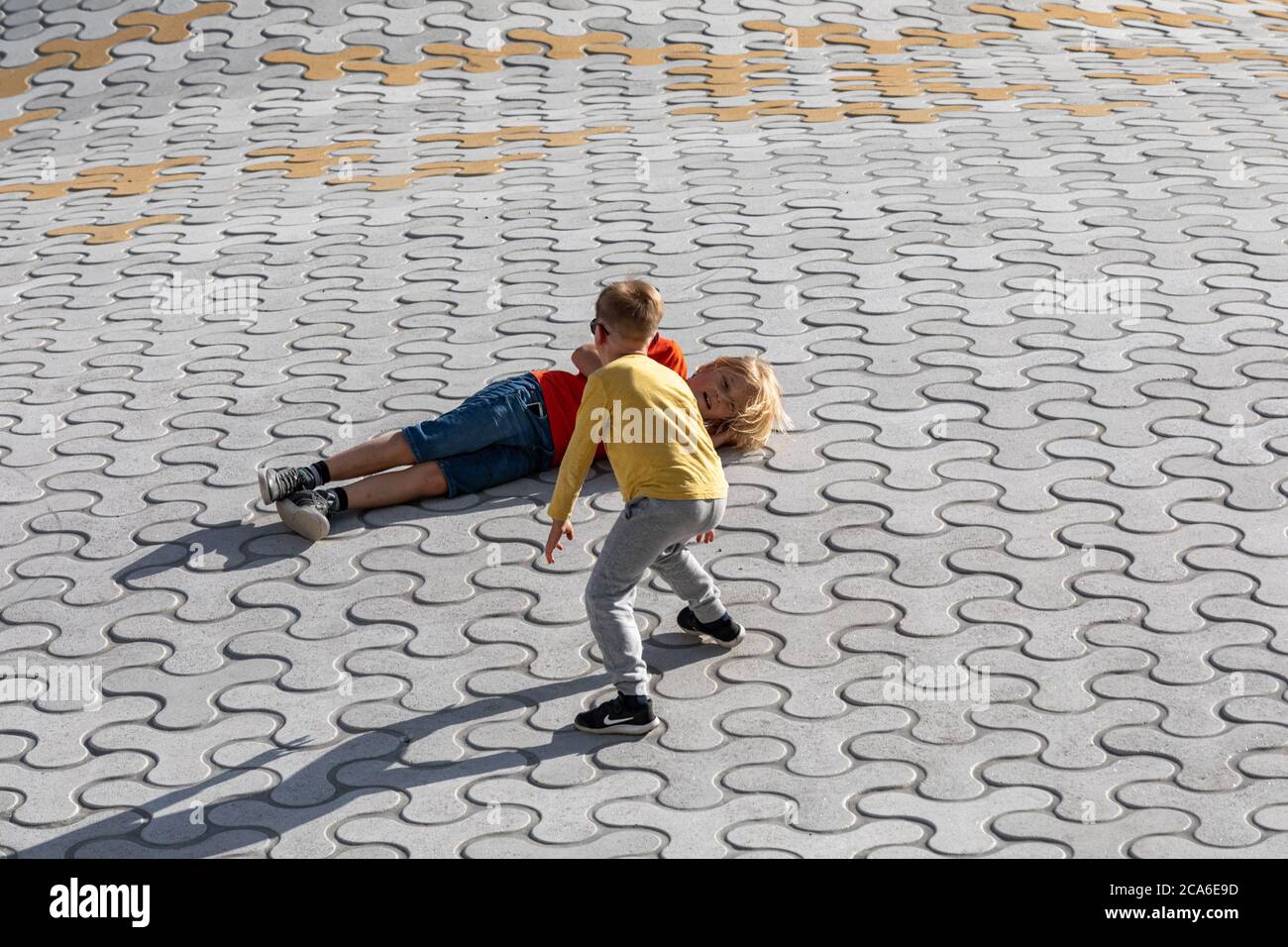 I bambini si aggirano intorno sulla struttura del lucernario Amos Rex al Lasipalatsi Plaza di Helsinki, Finlandia Foto Stock